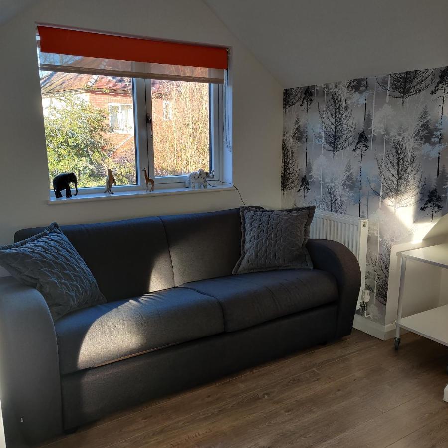 Delightful & Picturesque Modern Detached Apartment, Next To Chester Zoo, Near Park And Ride To City Centre 外观 照片