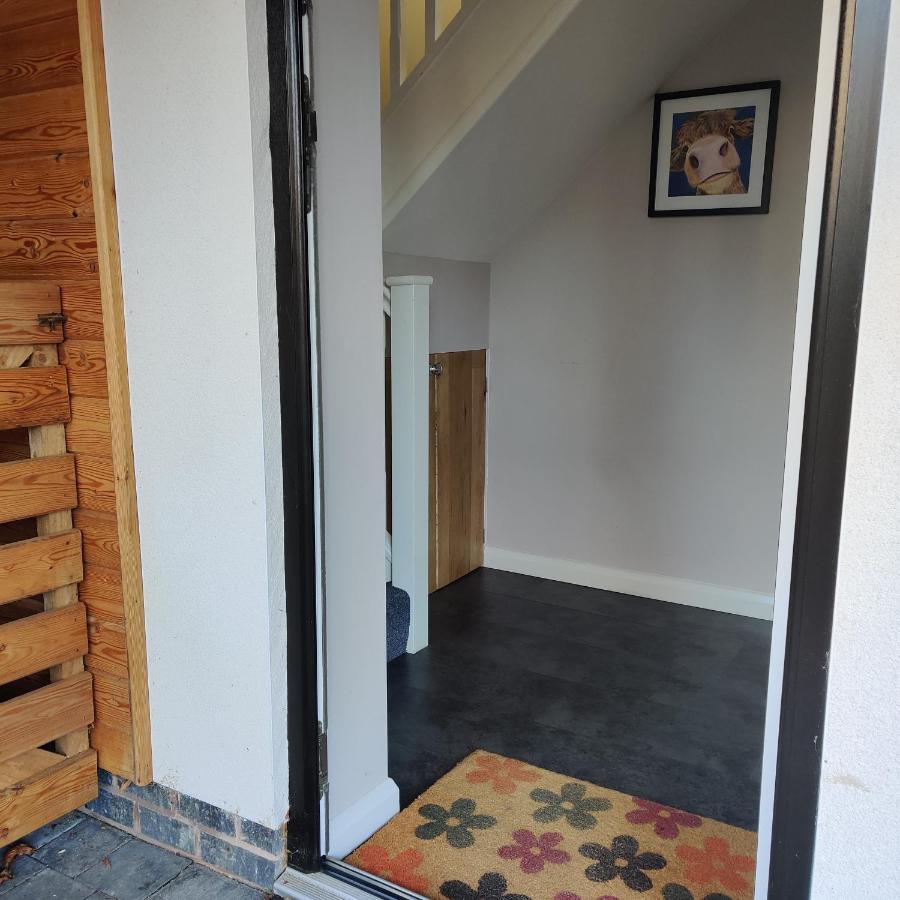Delightful & Picturesque Modern Detached Apartment, Next To Chester Zoo, Near Park And Ride To City Centre 外观 照片