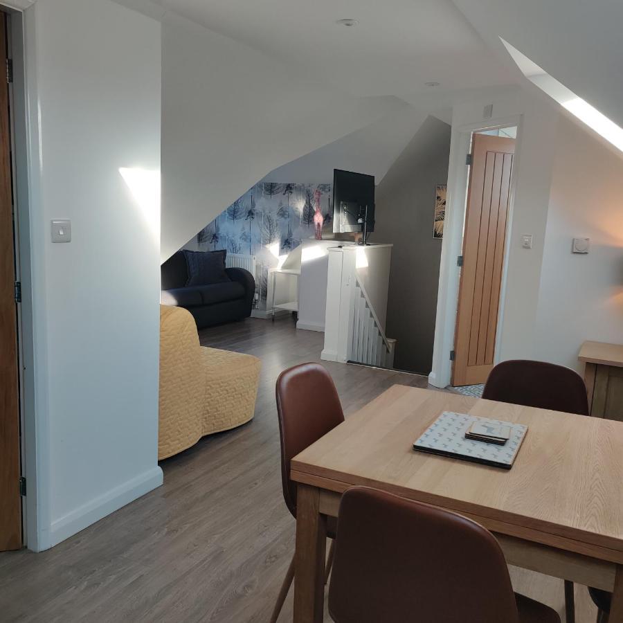 Delightful & Picturesque Modern Detached Apartment, Next To Chester Zoo, Near Park And Ride To City Centre 外观 照片